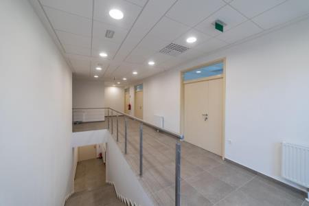 inkubator _ nadstropje s pisarnami